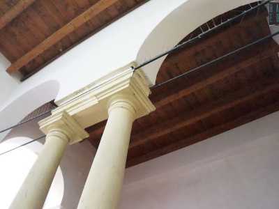 Alziamo ora lo sguardo al soffitto per lo spesso solaio ligneo, disegnato con tempere e datato fine 800/inizio 900